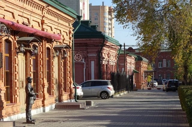 В начале улицы Академической по её чётной стороне разместился настоящий уголок Царицына. 