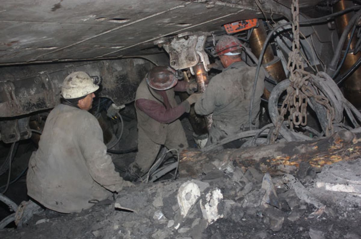 В ДНР более 20 горняков застряли в шахте имени Засядько