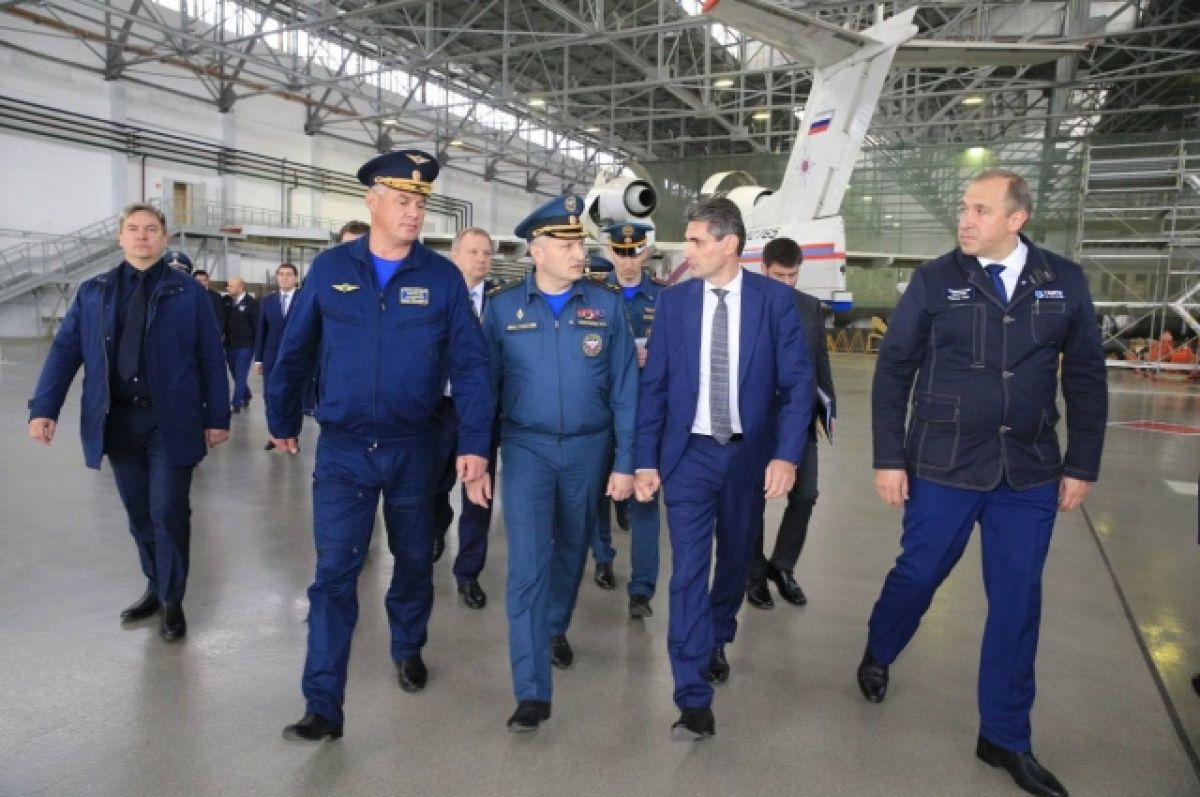 Глава МЧС России посетил завод по сборке самолётов БЕ-200 в Таганроге