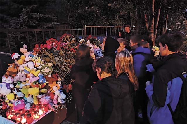 На месте страшной трагедии уже появился стихийный мемориал. Жители Ижевска продолжают нести цветы и игрушки.  