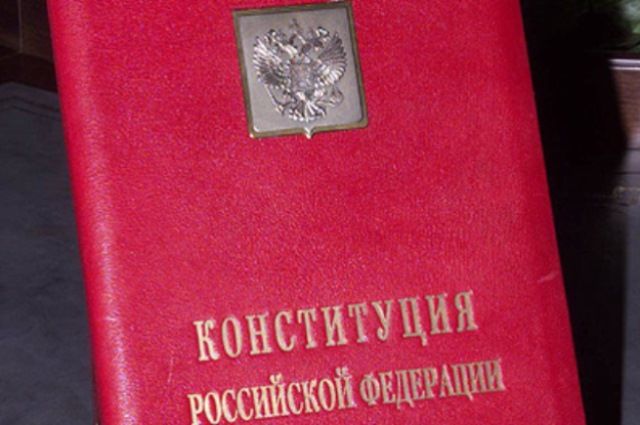 Вместе с документами уроженке Донбасса вручили Конституцию РФ.