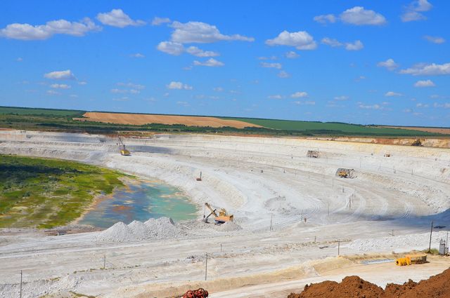 С начала года горняки добыли почти 2,5 миллиона тонн мела и более 460 тысяч тонн глины.