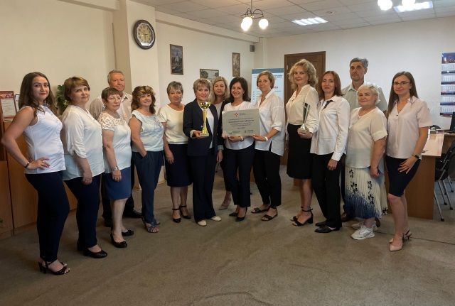 За участие во флешмобе «Мыслим клиентоцентрично» команда Центра занятости Челябинска получила золотой кубок.