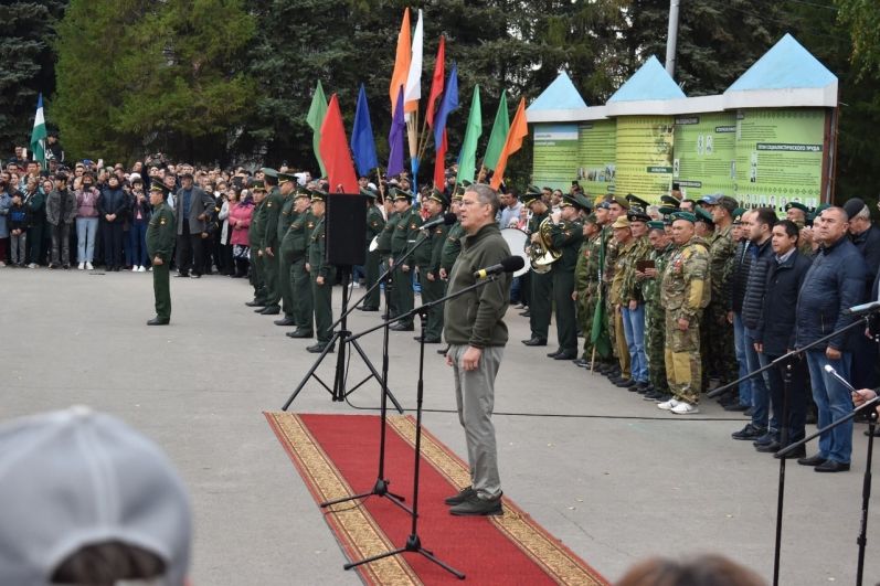 В торжественных церемониях принимают участие официальные лица, в некоторых городах и районах присутствовал лично глава региона Радий Хабиров.