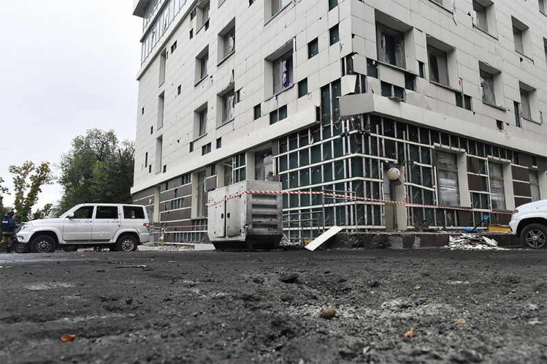 Здание гостиницы Park Inn by Radisson Donetsk, поврежденное в результате обстрела со стороны ВСУ.