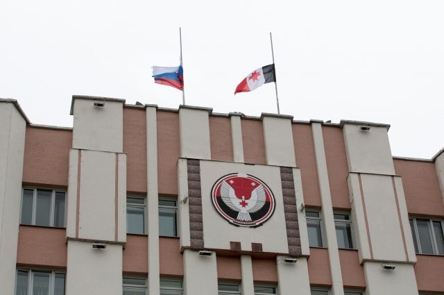 На здании правительства приспустили флаги в знак траура.
