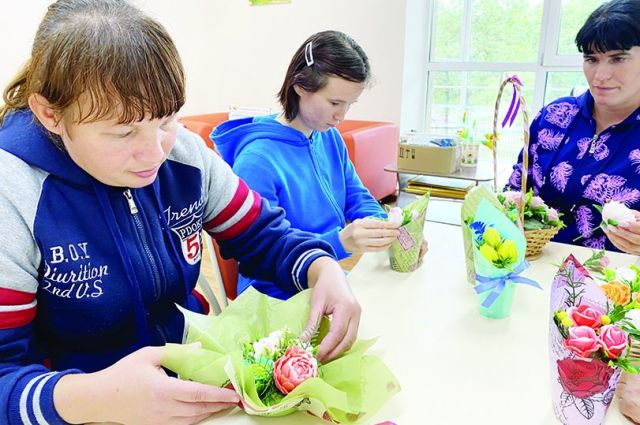 В реабилитационном центре в Кичкилейке учат делать сувениры своими руками.