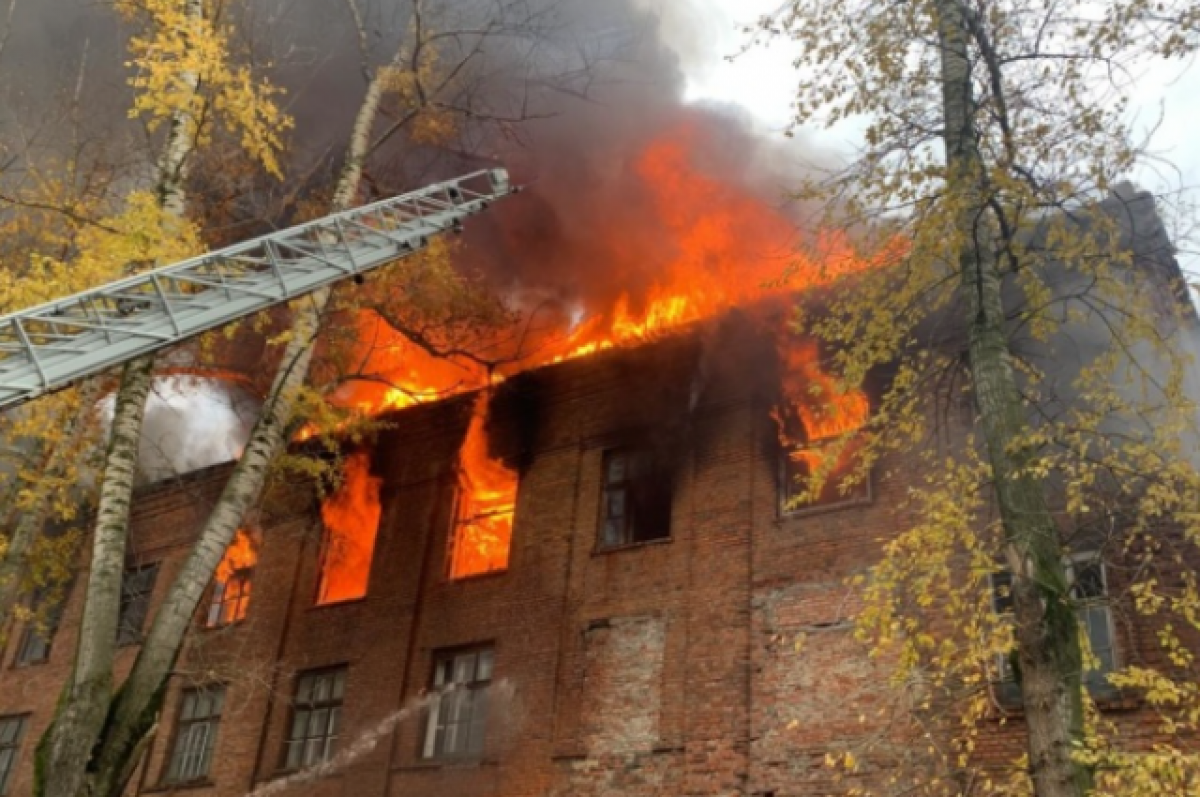 Пожар в здании известия. Пожар в Узловой Тульской области. Пожар. Горящие здания. Пожар в здании.