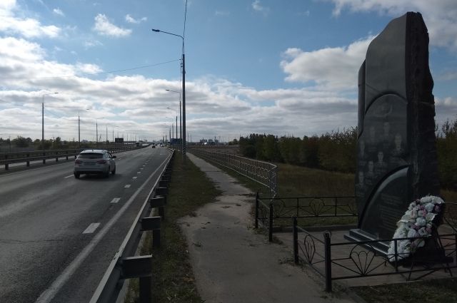 На обочине дороге у развязки на Солотчинском шоссе официально установлена стела в память о десантниках, погибших в 2006 году после наезда автомобиля.