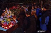 Ижевчане несут цветы и игрушки к мемориалу у школы 88, где погибли дети и сотрудники школы.