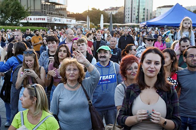 Люди на предвыборном митинге партии «Мы продолжаем перемены» (ПП) перед досрочными выборами 2 октября в Софии, Болгария, 30 сентября 2022 г.