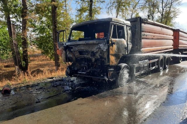 В Грачевке пожарные потушили горящий «КамАЗ».