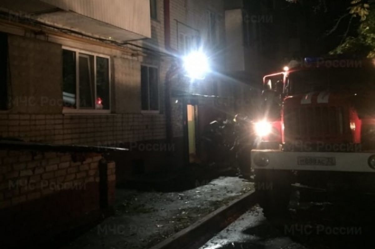 Спасатели МЧС эвакуировали 20 человек на пожаре в Дятьково