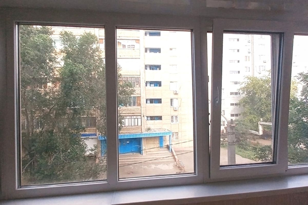 Жительница Барнаула вытолкнула из окна соседа, мужчина скончался