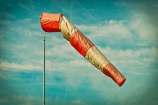 Специалисты МЧС призывают граждан быть внимательными и соблюдать правила безопасного поведения в непогоду.