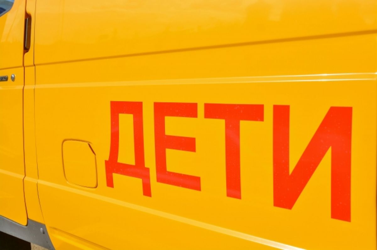 В Ленинградской области школьный автобус столкнулся с легковым автомобилем