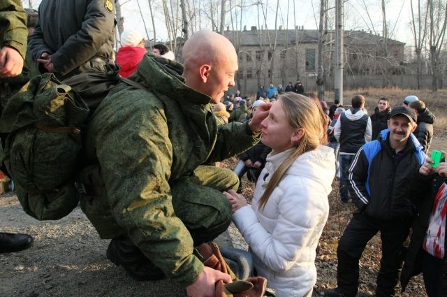 В минувшую пятницу в Челябинске даже пришлось отпустить всех прибывших в военкоматы мобилизованных домой из-за того, что призывные пункты и пункты обучения не справляются.