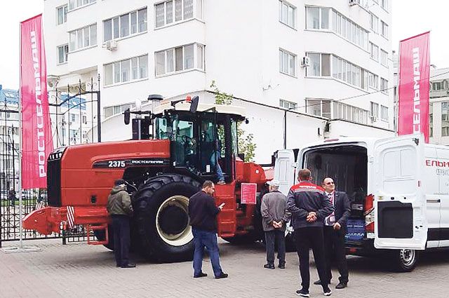 Аграрии на выставке смогли детально изучить трактор RSM 2375.
