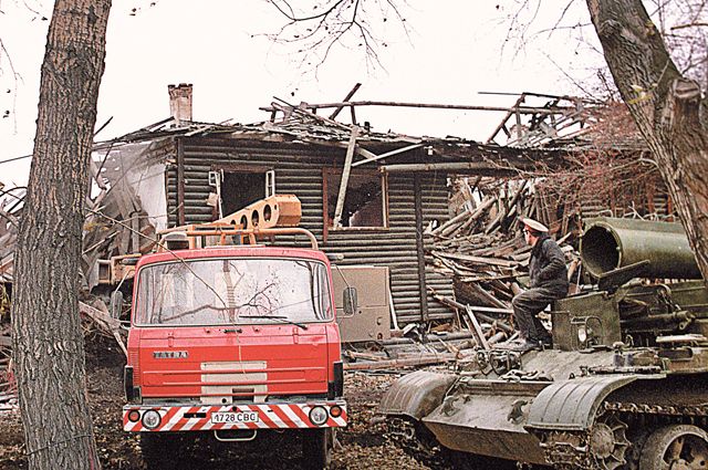 Более 850 жилых домов, несколько сотен предприятий и социальных объектов были разрушены и повреждены в результате взрыва поезда с тротилом и гексогеном в Свердловске 4 октября 1988 г.