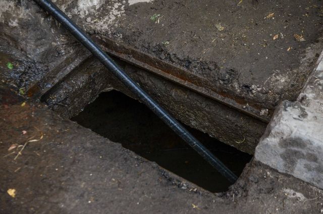 Многоквартирный дом в Казани страдает из-за канализационных вод в подвале. 