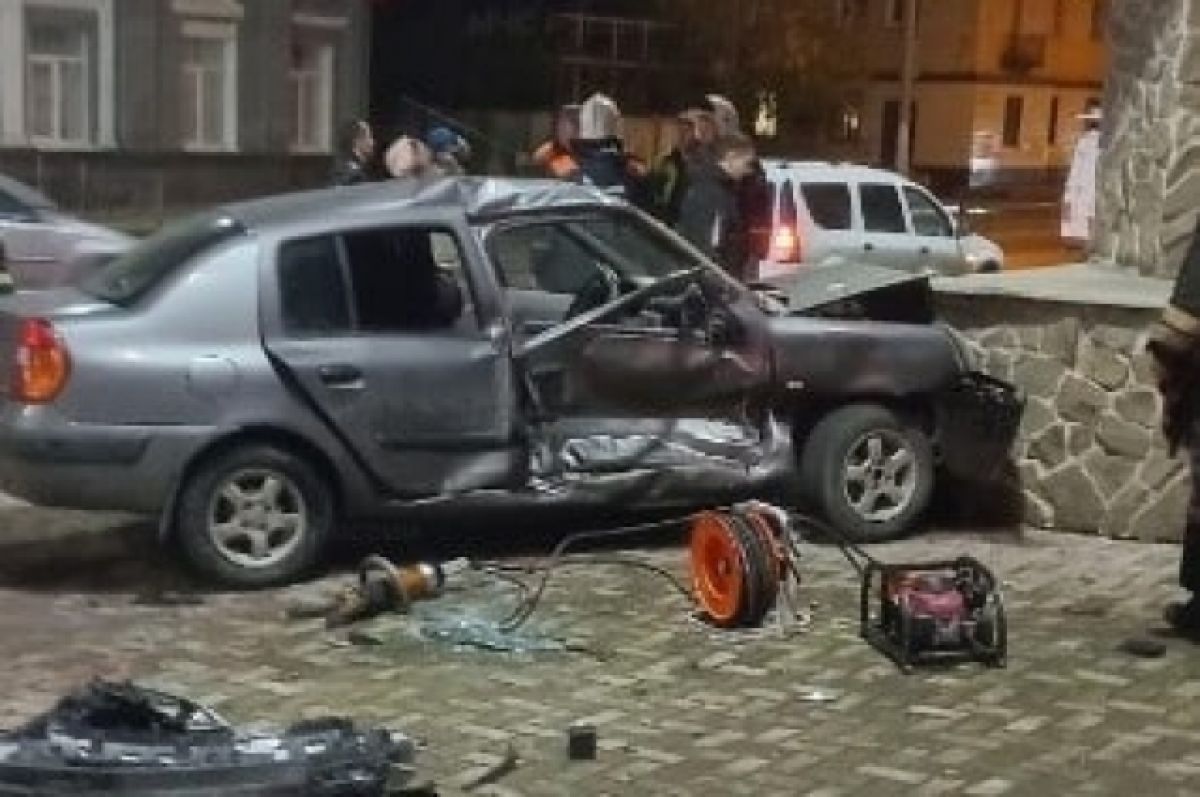 Спасатели МЧС деблокировали пострадавшего в ДТП в Брянске