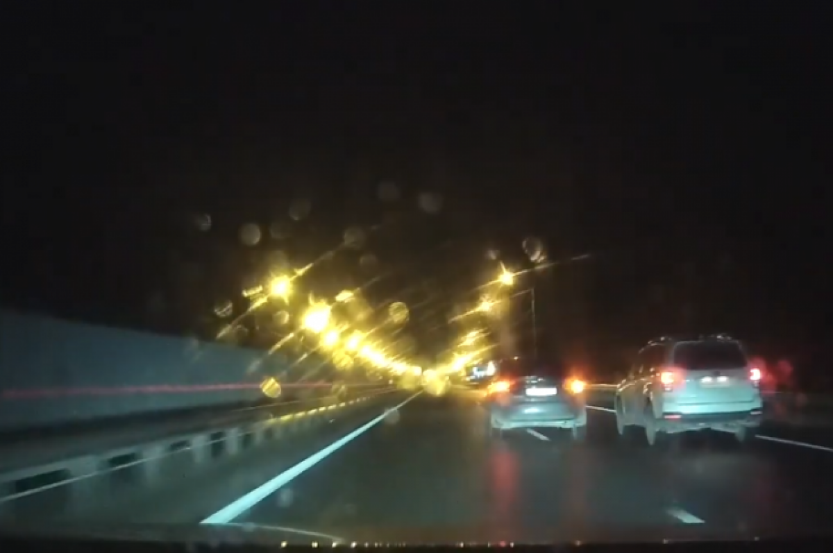 На видео попал момент. Световозвращающие полосы на дороге водитель. Момент аварии в тумане.