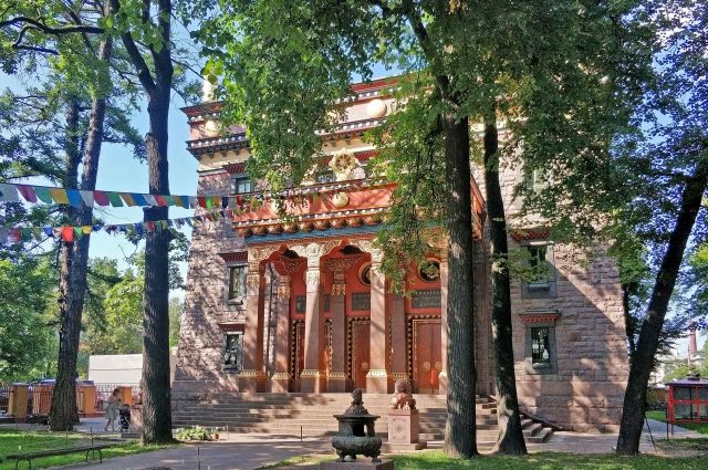 Санкт-Петербургский буддийский храм «Дацан Гунзэчойнэ́й» основан в 1909 году.