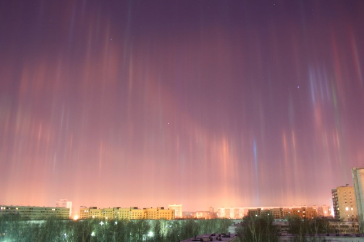 Столбы света в городах России объяснили атмосферным явлением