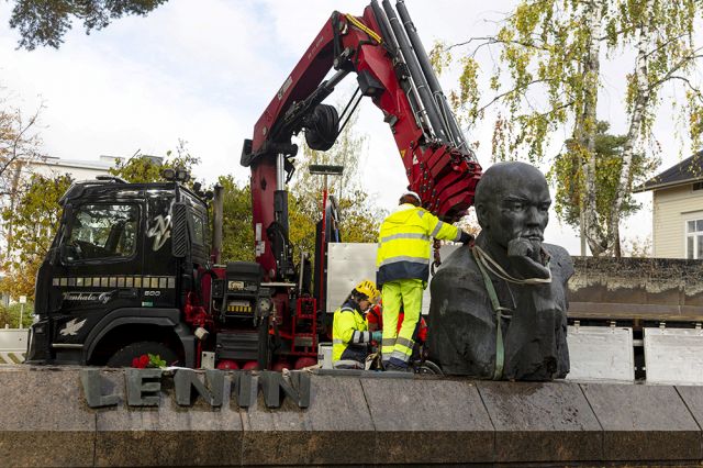 Демонтаж статуи Ленина в финском городе Котка