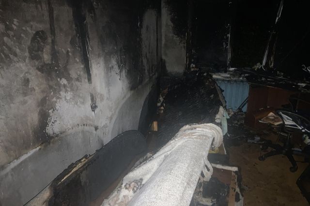 Комната подростка повреждена огнем.