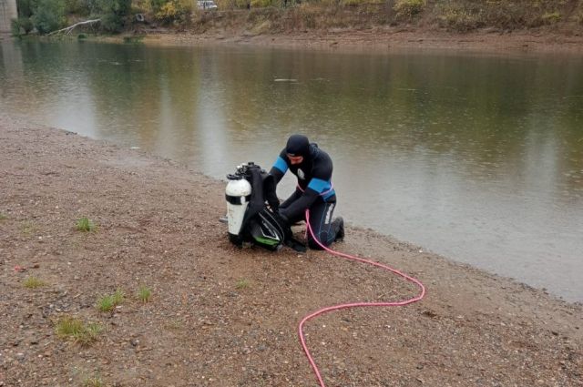 Из реки Сакмара в Оренбурге водолазы АСС извлекли тело утонувшего мужчины.