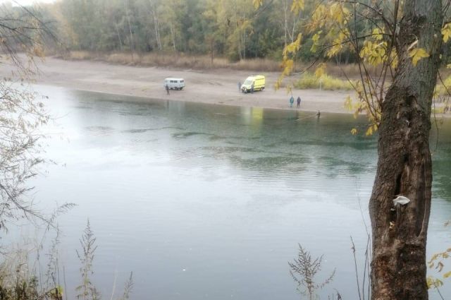 Погиб водитель: в Оренбурге машина слетела с моста через Сакмару в реку.