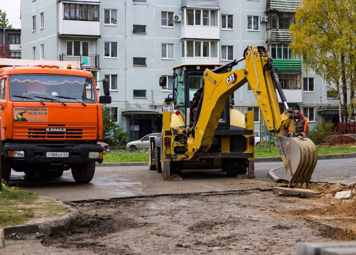 В Пскове продолжается ремонт междворовых проездов | АиФ Псков