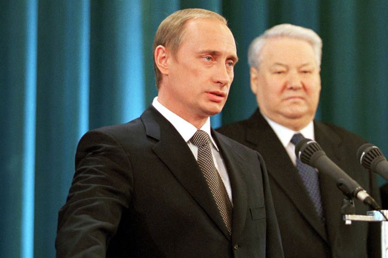 31 декабря 1999 г. После досрочного ухода Б. Ельцина в отставку Владимир Путин приступил к исполнению обязанностей президента России.