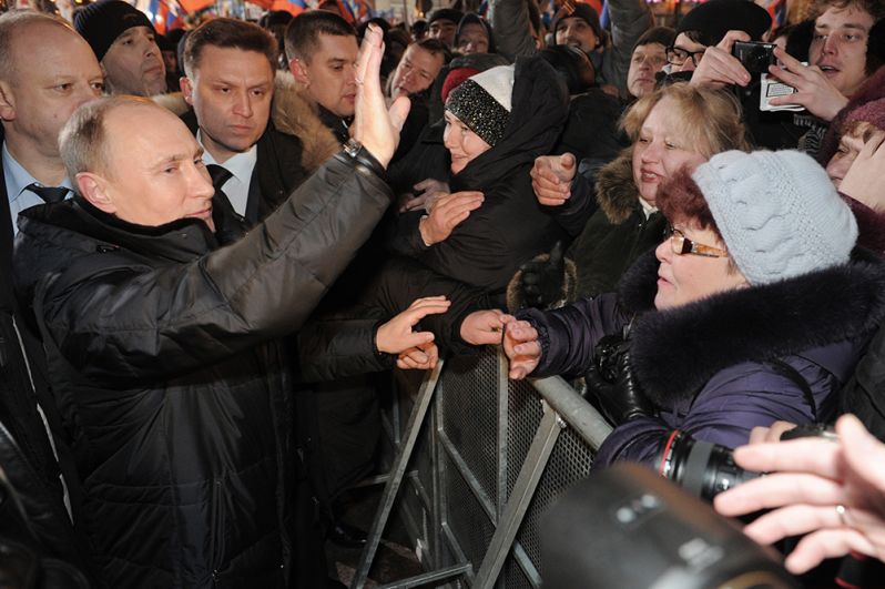 4 марта 2012 г. После победы на очередных президентских выборах Путин пришел на Манежную площадь, где выступил на митинге перед своими   сторонниками.