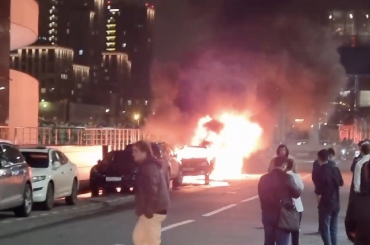 У башен «Москва-Сити» взорвалась и загорелась машина