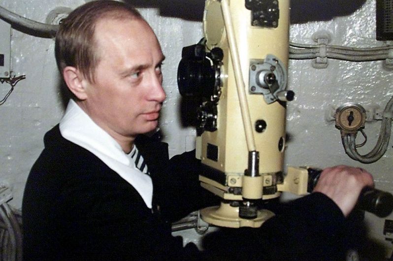 5 марта 2000 г. в Североморске Путин побывал на борту ракетного подводного крейсера стратегического назначения «Карелия».  