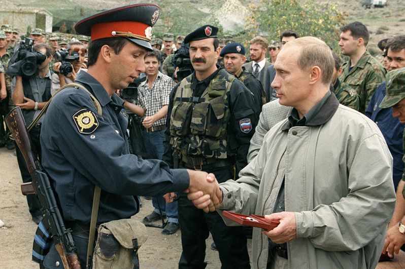 27 августа 1999 г. Путин побывал в дагестанском Ботлихе, поездка стала одной из первых в статусе главы правительства. Как премьер, он возглавил операцию против исламистов Басаева и Хаттаба, вторгшихся в Дагестан.
