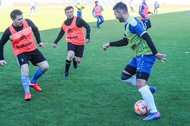 Газодобытчики с семьями сыграли в футбол с профессионалами из ФК «Оренбург».