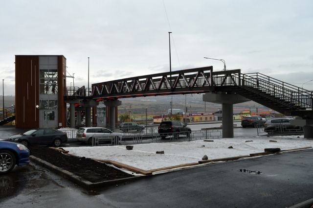 Завершено строительство пешеходного моста в микрорайоне Бугач. 