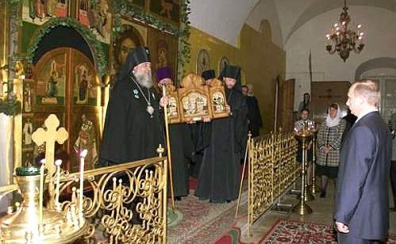 Владимир Путин посетил Успенский кафедральный собор в Астрахани