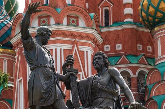 Памятник Кузьме Минину и Дмитрию Пожарскому в Москве.