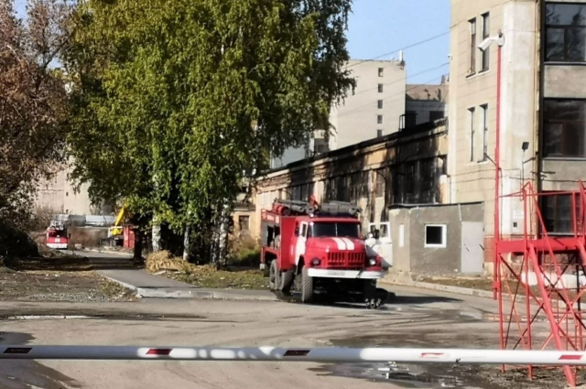 Крыша цеха вспыхнула в Барнауле, более 50 человек эвакуировались