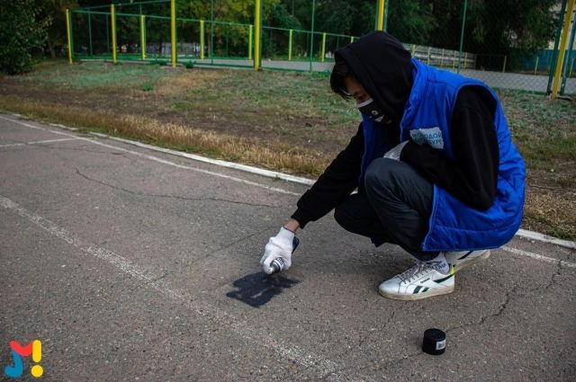 В Оренбурге активисты закрасили более 60 граффити о продаже наркотиков.