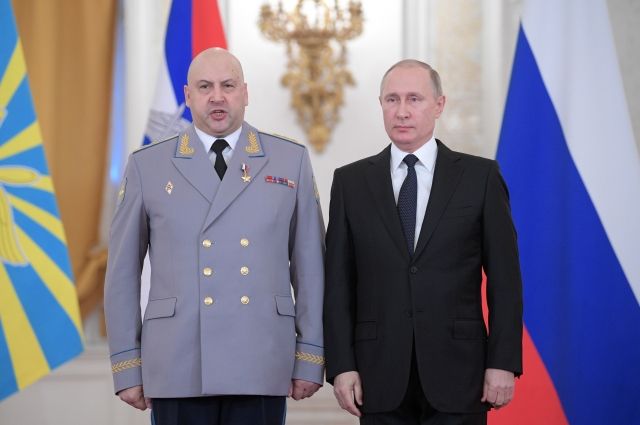 Генерал армии Сергей Суровикин и Владимир Путин. 