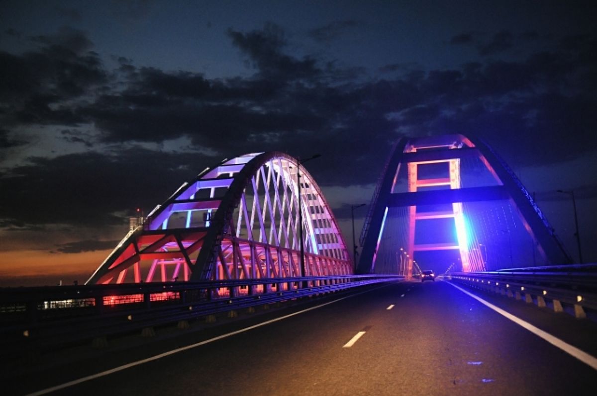 На Крымском мосту включили ночную подсветку