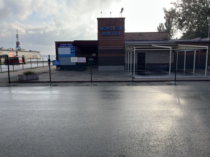 Морской вокзал в Керчи, ворота закрыты.