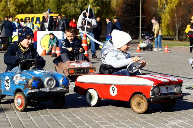 Эх, прокачу! Эксклюзивный фоторепортаж aif.ru с гонок на детских машинках