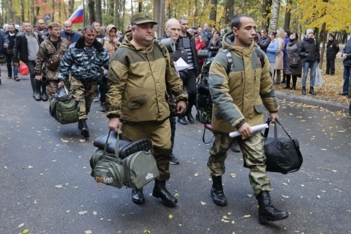 В Госдуме осудили призыв к запрету на выезд для военнообязанных россиян