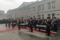 Красноярск прощается с погибшими в командировке полицейскими.